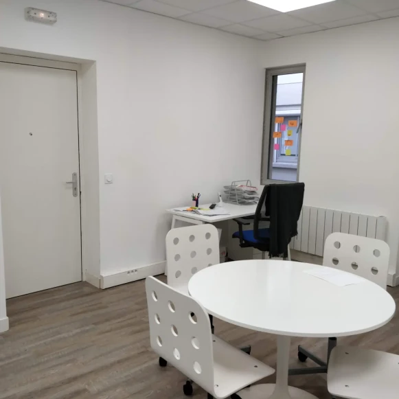 Espace indépendant 51 m² 7 postes Location bureau Rue du Sergent Bobillot Courbevoie 92400 - photo 3