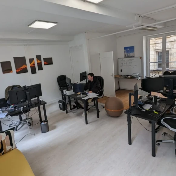 Bureau privé 44 m² 5 postes Location bureau Place Saint-Christoly Bordeaux 33000 - photo 1