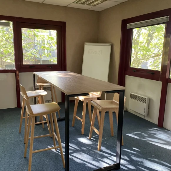 Bureau privé 12 m² 3 postes Coworking Rue Lavoisier Pontoise 95300 - photo 3