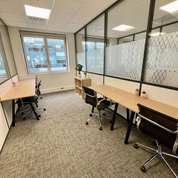 Bureau privé 12 m² 4 postes Coworking Boulevard des Bouvets Nanterre 92000 - photo 2
