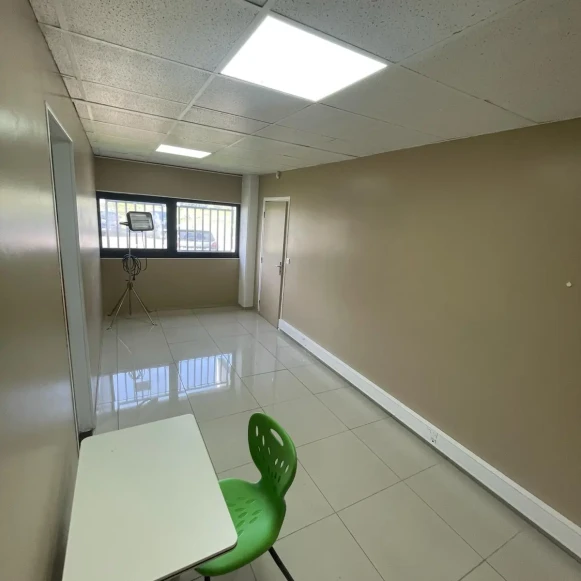 Espace indépendant 80 m² 10 postes Coworking Rue du Limousin Saint-Ouen-l'Aumône 95310 - photo 6