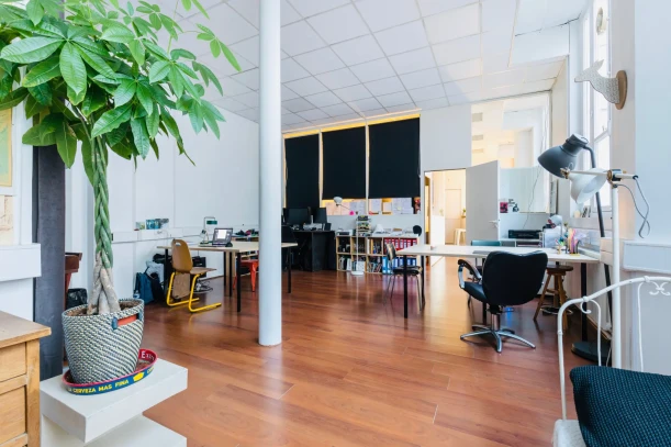 Open Space - 75018 - 1 poste - 275€