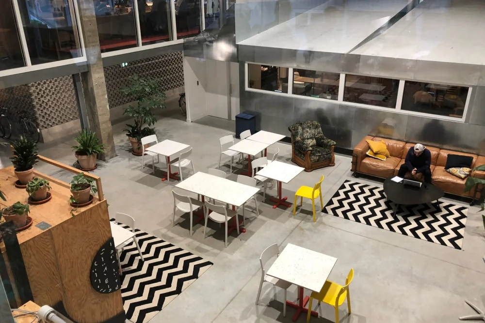 Open Space - 44200 - 25 postes - 320€