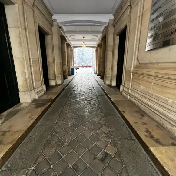 Bureau privé 31 m² 10 postes Location bureau Rue Lincoln Paris 75008 - photo 10