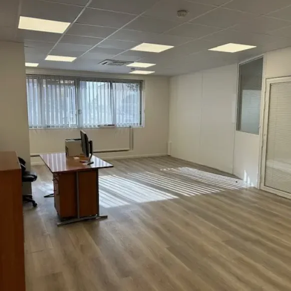 Bureau privé 15 m² 2 postes Coworking Rue Louis Ampère Neuilly-sur-Marne 93330 - photo 1