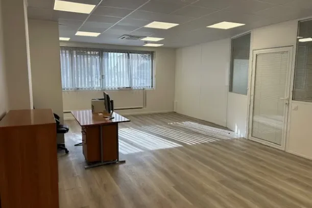 Bureau privé - 93330 - 2 postes - 590€