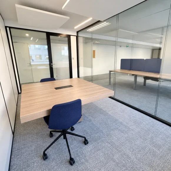 Bureau privé 16 m² 4 postes Location bureau Avenue de l'Arche Courbevoie 92400 - photo 3