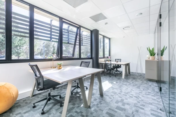 Bureau privé - 06560 - 4 postes - 1373€