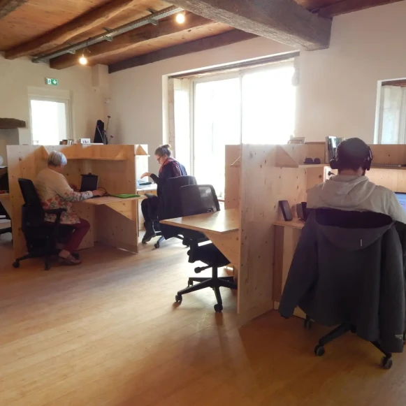 Open Space  8 postes Coworking Rue de Grolleau Sainte-Soulle 17220 - photo 1