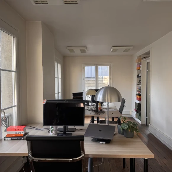 Bureau privé 20 m² 4 postes Location bureau Rue Saint Denis Paris 75002 - photo 3