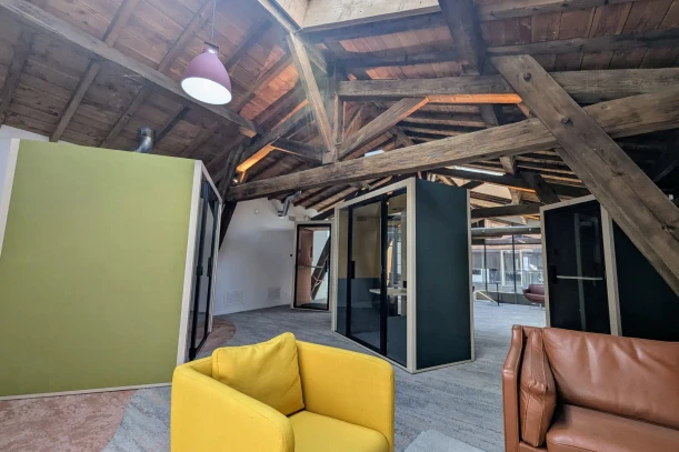 Open Space - 33000 - 4 postes - 215€