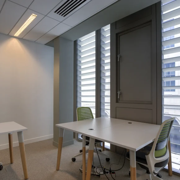 Bureau privé 14 m² 3 postes Location bureau Place Amédée Bonnet Lyon 69002 - photo 1