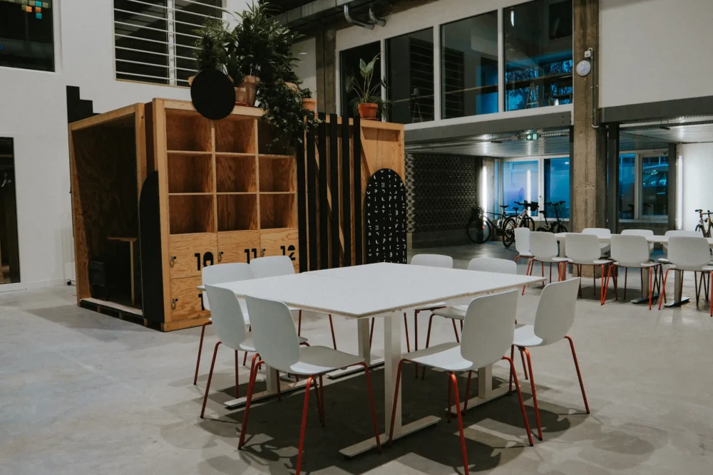 Open Space - 44200 - 25 postes - 320€