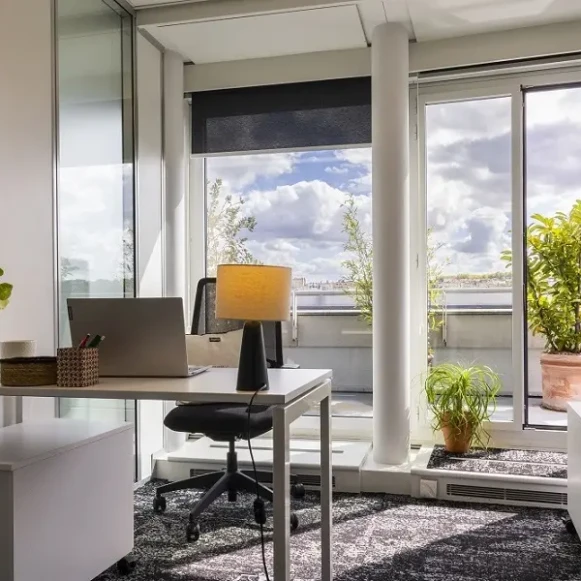 Bureau privé 8 m² 2 postes Coworking Rue du Gouverneur Général Éboué Issy-les-Moulineaux 92130 - photo 1