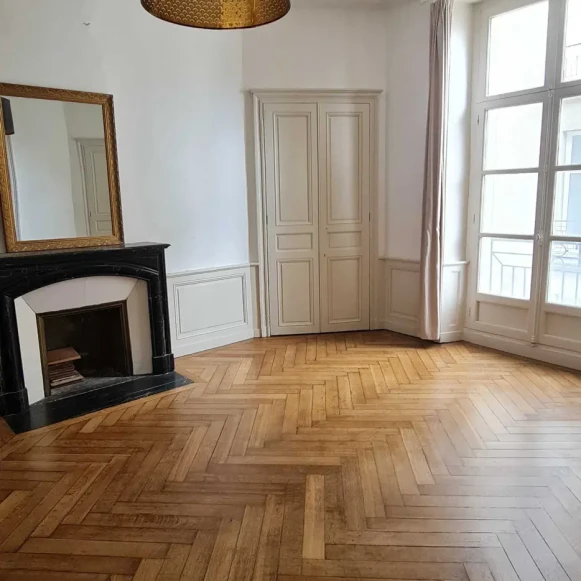 Bureau privé 28 m² 6 postes Coworking Rue des Vieilles Douves Nantes 44000 - photo 3