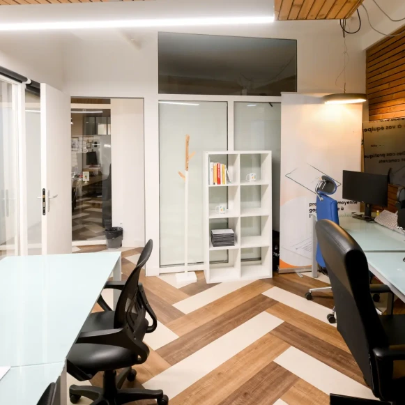Bureau privé 15 m² 6 postes Coworking Rue Greneta Paris 75002 - photo 2