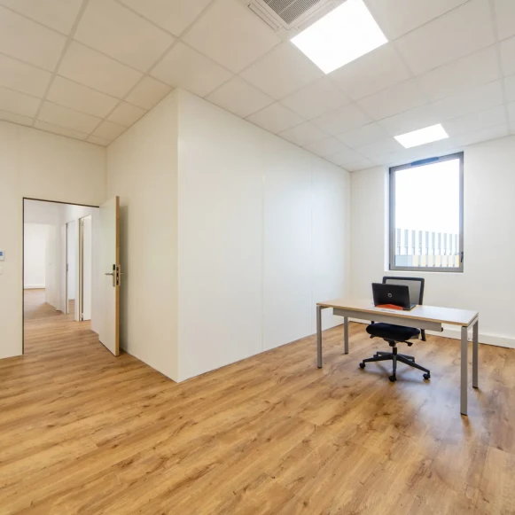 Bureau privé 19 m² 2 postes Location bureau Avenue du Valquiou Tremblay-en-France 93290 - photo 1