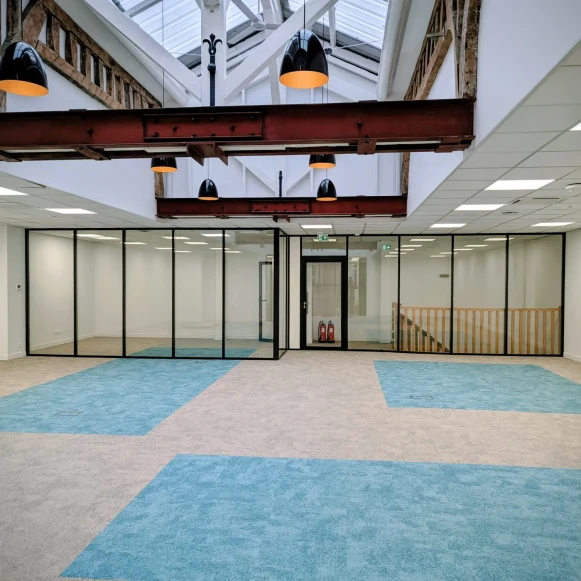 Espace indépendant 250 m² 56 postes Location bureau Rue des Petits Hôtels Paris 75010 - photo 1