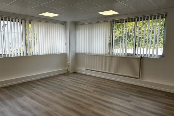 Bureau privé - 93330 - 4 postes - 690€
