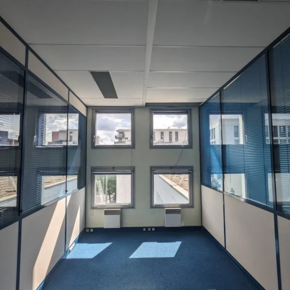 Bureau privé 15 m² 3 postes Location bureau Rue André Citroën Clichy 92110 - photo 2