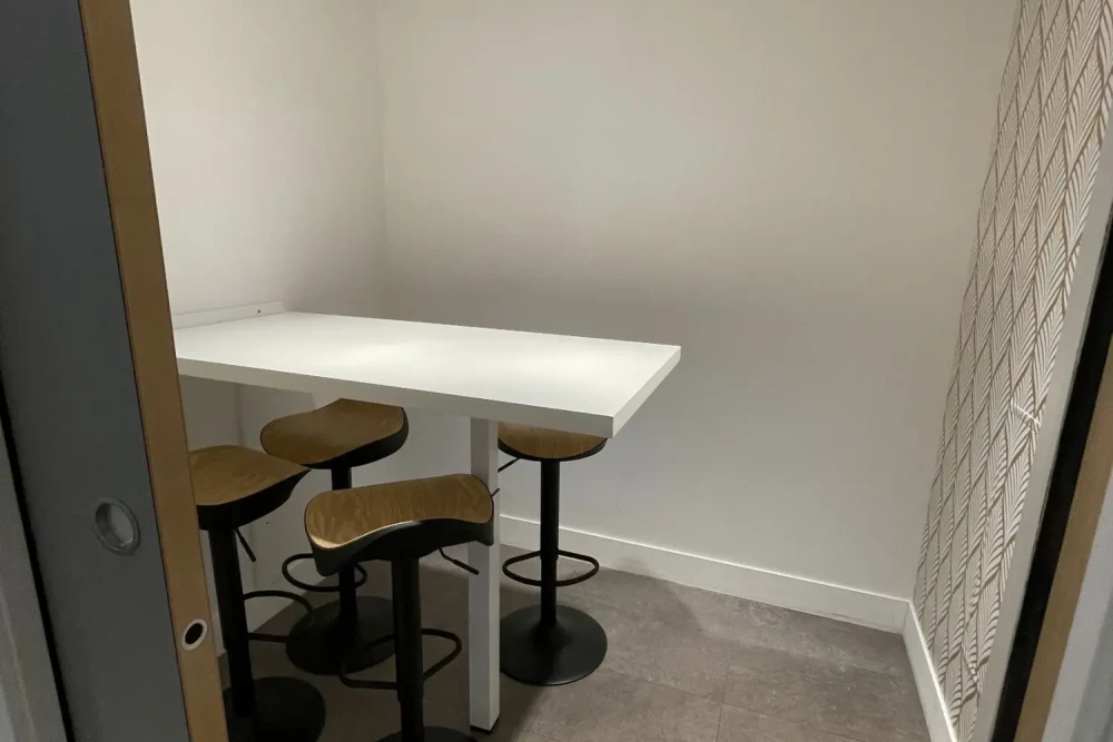 Open Space - 69007 - 30 postes - 350€