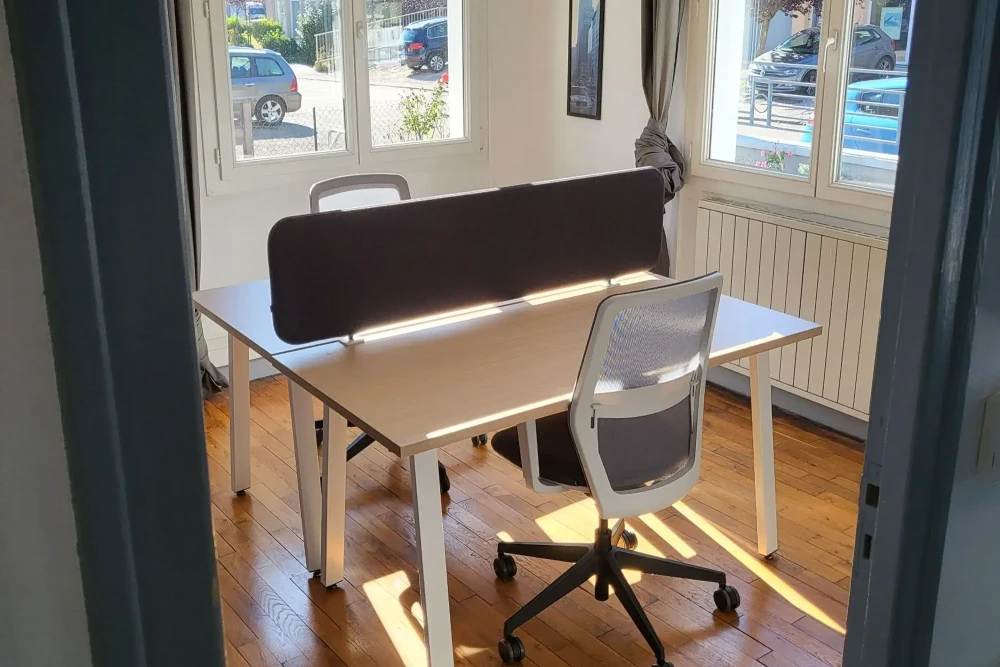 Bureau privé - 25000 - 2 postes - 500€