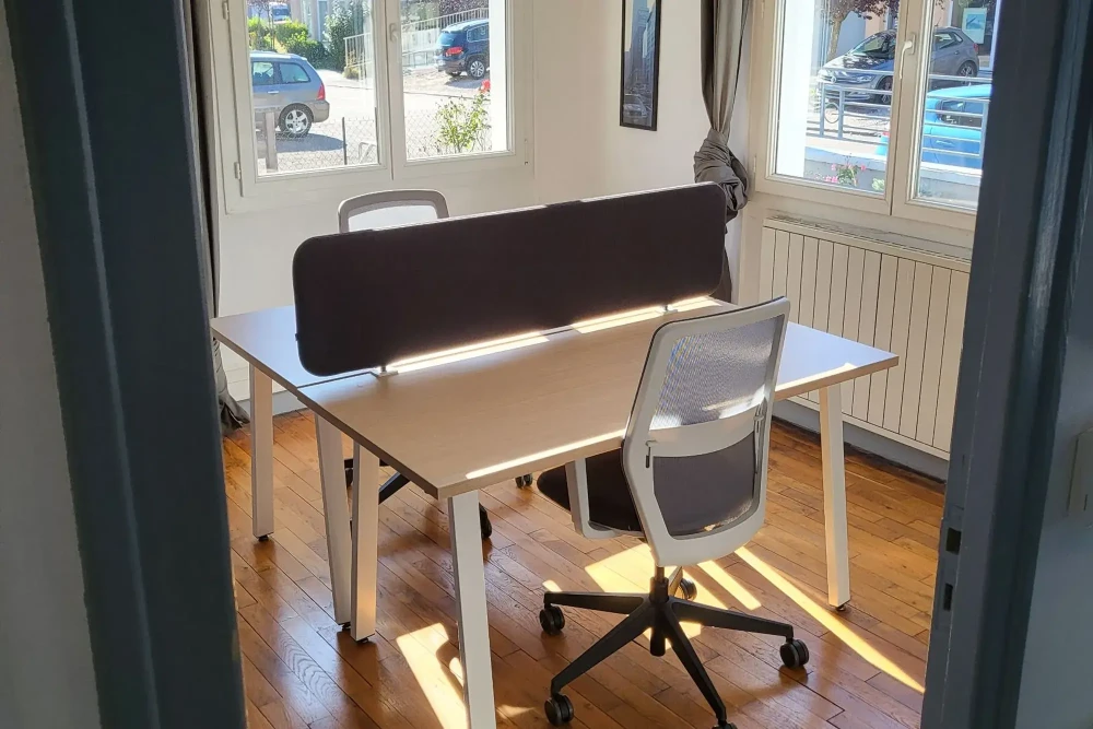 Bureau privé - 25000 - 2 postes - 500€