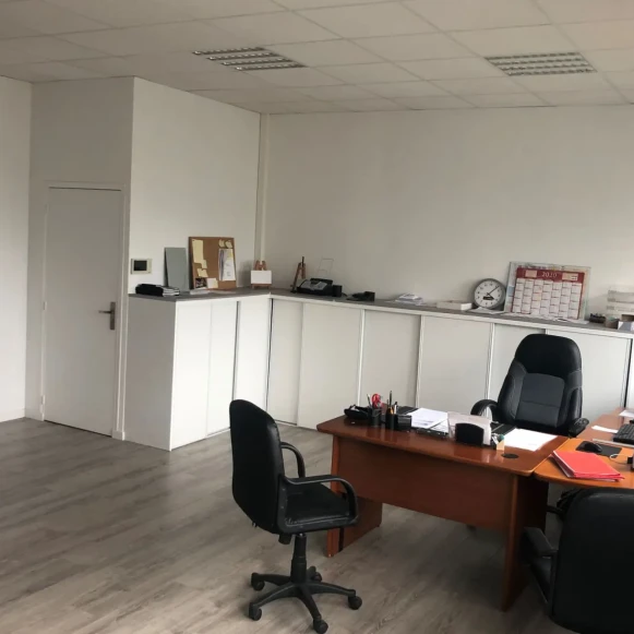 Bureau privé 44 m² 4 postes Coworking  Buchelay 78200 - photo 1