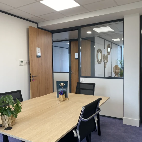 Bureau privé 18 m² 6 postes Coworking Avenue de Colmar Rueil-Malmaison 92500 - photo 4