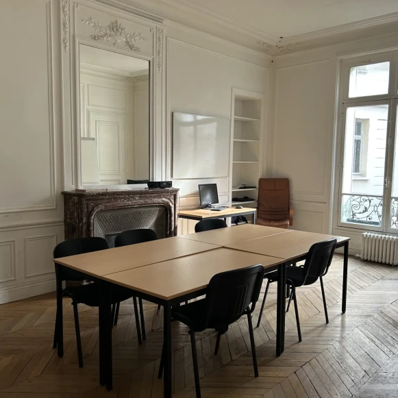 Bureau privé 46 m² 9 postes Location bureau Avenue Marceau Paris 75008 - photo 1