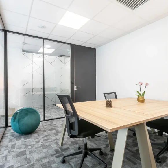 Bureau privé 13 m² 3 postes Location bureau Route des Crêtes Valbonne 06560 - photo 2