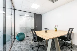 Bureau privé - 06560 - 3 postes - 865€