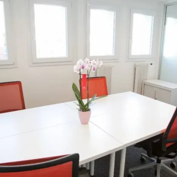 Bureau privé 14 m² 4 postes Coworking Boulevard Gambetta Issy-les-Moulineaux 92130 - photo 1