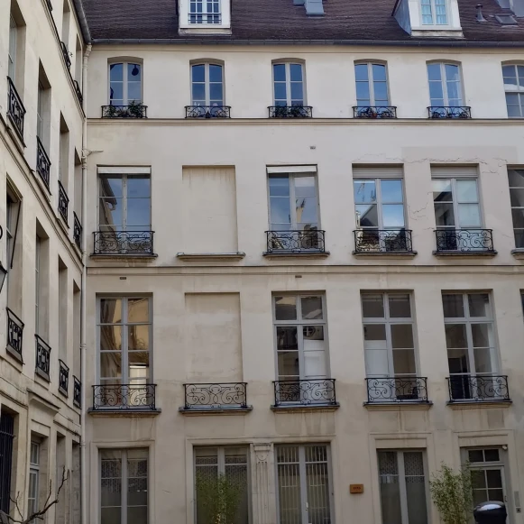 Open Space  10 postes Location bureau Rue de Birague Paris 75004 - photo 3