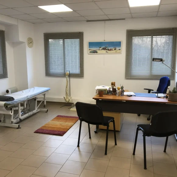 Bureau privé 23 m² 3 postes Location bureau Avenue de Bruxelles La Seyne-sur-Mer 83500 - photo 1