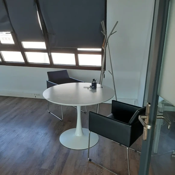 Bureau privé 15 m² 4 postes Coworking Rue Jadin Paris 75017 - photo 3