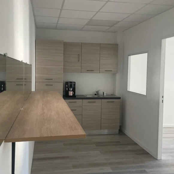 Bureau privé 15 m² 4 postes Location bureau Chemin de la Tour de l'Évêque Nîmes 30000 - photo 2