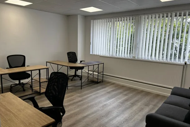 Bureau privé - 93330 - 4 postes - 690€