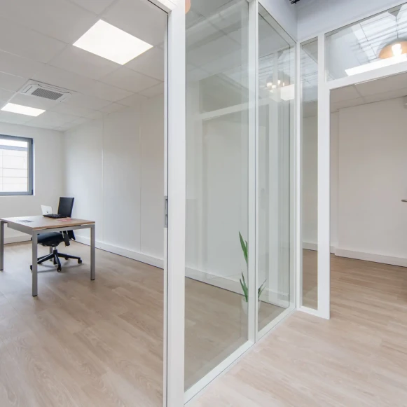 Bureau privé 14 m² 2 postes Coworking Avenue Christian Doppler Bailly-Romainvilliers 77700 - photo 1