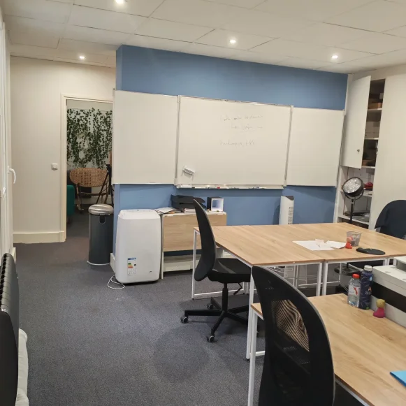Bureau privé 55 m² 8 postes Location bureau Boulevard de Clichy Paris 75009 - photo 1
