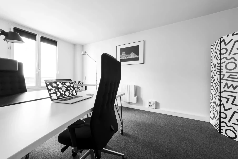 Bureau privé - 75004 - 2 postes - 990€