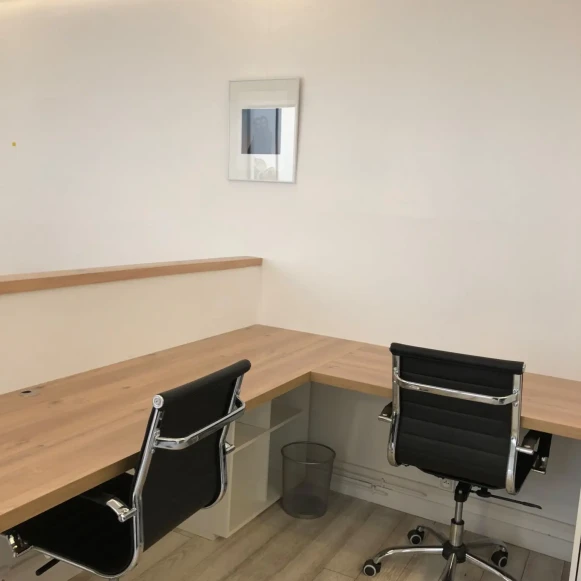 Bureau privé 15 m² 4 postes Coworking Rue de Sévigné Paris 75003 - photo 3