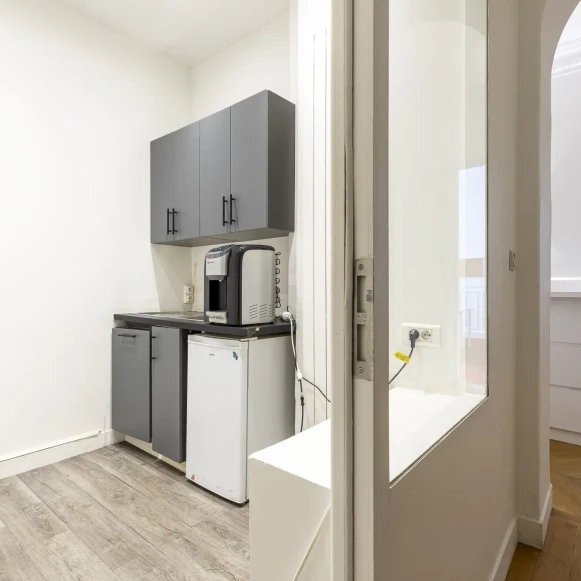 Bureau privé 330 m² 70 postes Coworking Rue Galilée Paris 75016 - photo 6