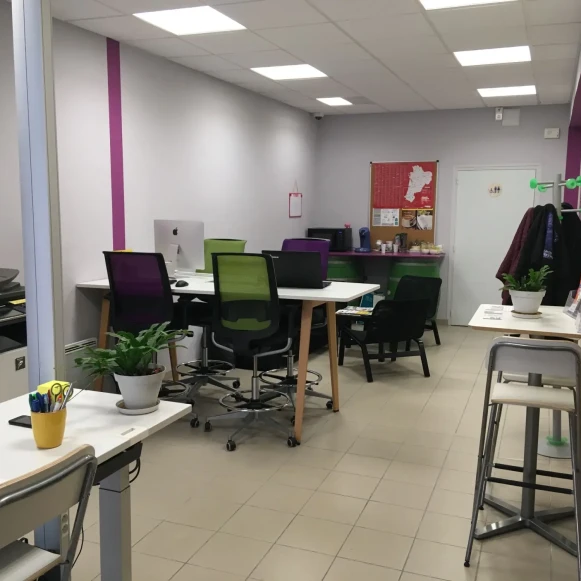 Bureau privé 6 m² 1 poste Coworking Rue Grosse Horloge Saint-Jean-d'Angély 17400 - photo 6