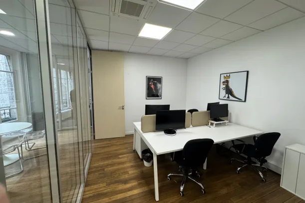Bureau privé - 75004 - 4 postes - 1300€