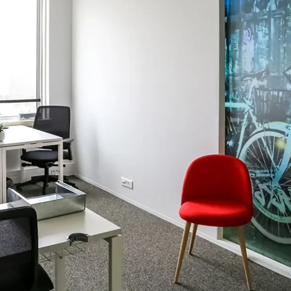 Bureau privé 12 m² 3 postes Coworking Rue George Stephenson Montigny-le-Bretonneux 78180 - photo 2