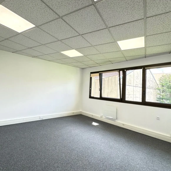 Bureau privé 93 m² 15 postes Location bureau Avenue Marceau Courbevoie 92400 - photo 6