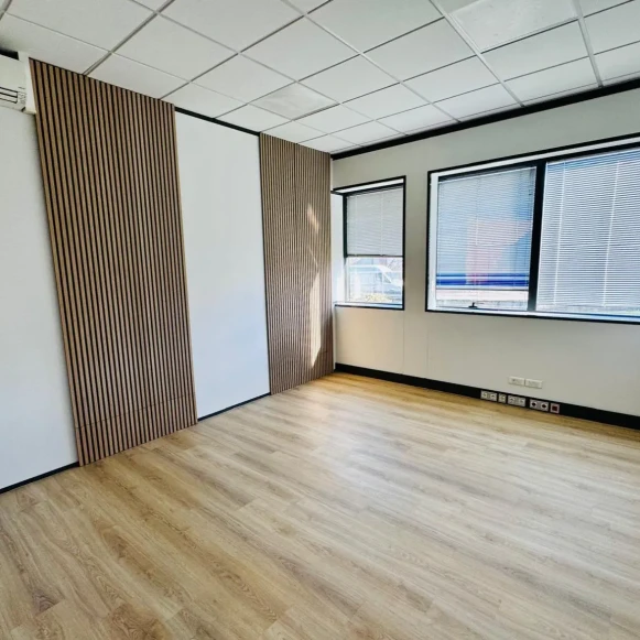 Bureau privé 16 m² 2 postes Coworking Rue des Frères Lumière Chassieu 69680 - photo 1