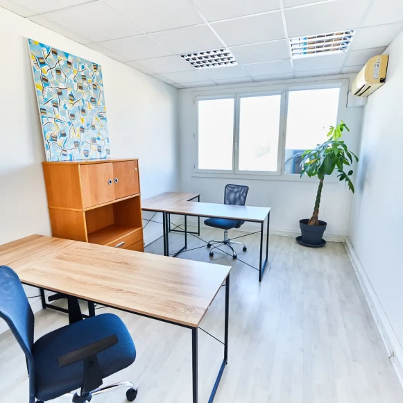 Bureau privé 16 m² 3 postes Location bureau Chemin de la Madrague-Ville Marseille 13002 - photo 1