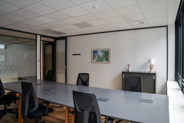 Bureau privé - 06200 - 6 postes - 2323€